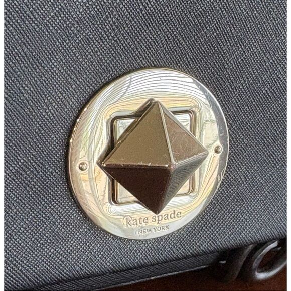 KATE SPADE - Newbury Lane Sally Saffiano Leather Turnlock Crossbody in Black. - Picture 6 of 14